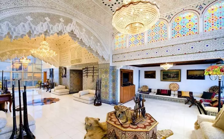 Арабский стиль интерьера. Интерьер вестибюля небольшой гостиницы с хрустальной люстрой