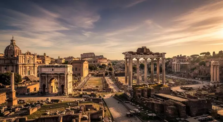 Панорама Римского Форума - вид на руины древних храмов и базилик с Капитолийского холма.