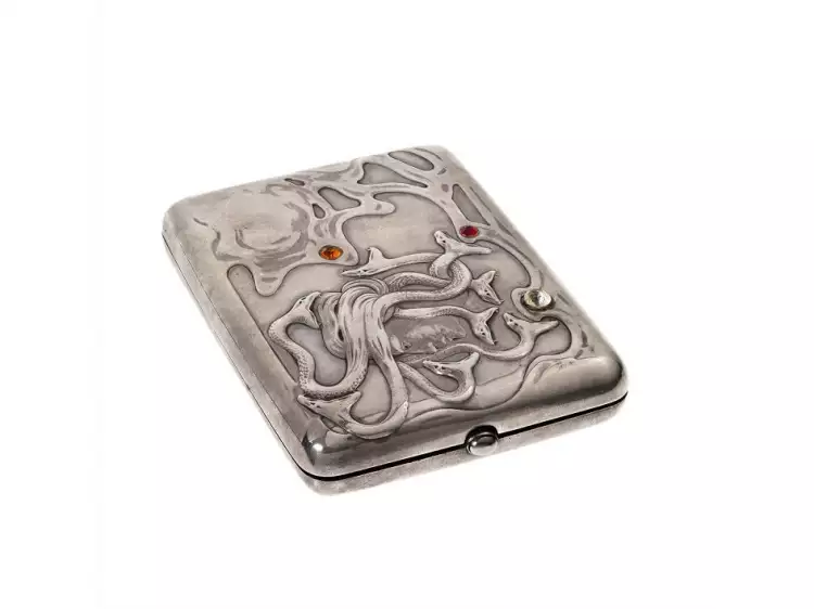 Die Firma Lorie. Silbernes Zigarettenetui, Anfang des 20. Jahrhunderts Die Firma Lorie. Silbernes Zigarettenetui, Anfang des 20. Jahrhunderts