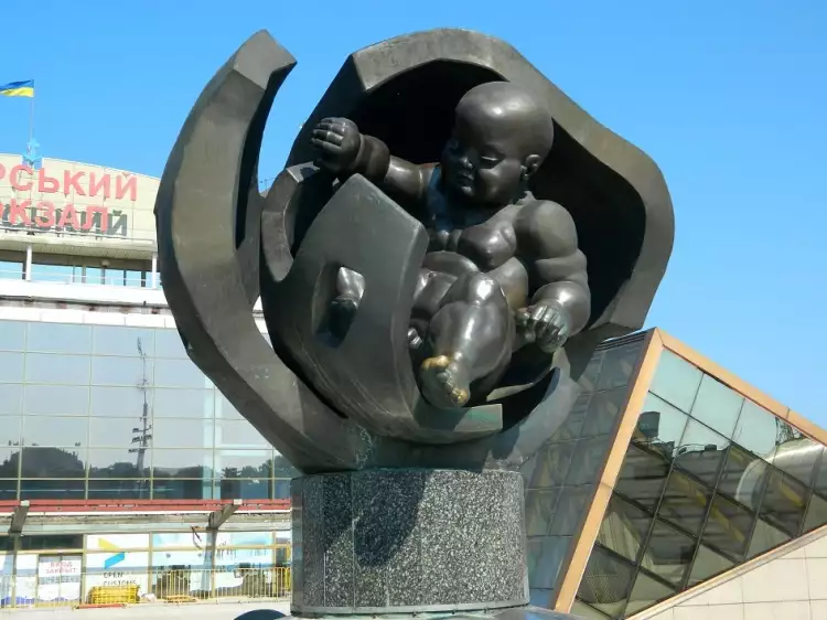 Эрнст Неизвестный. Скульптура «Золотое дитя», 1995