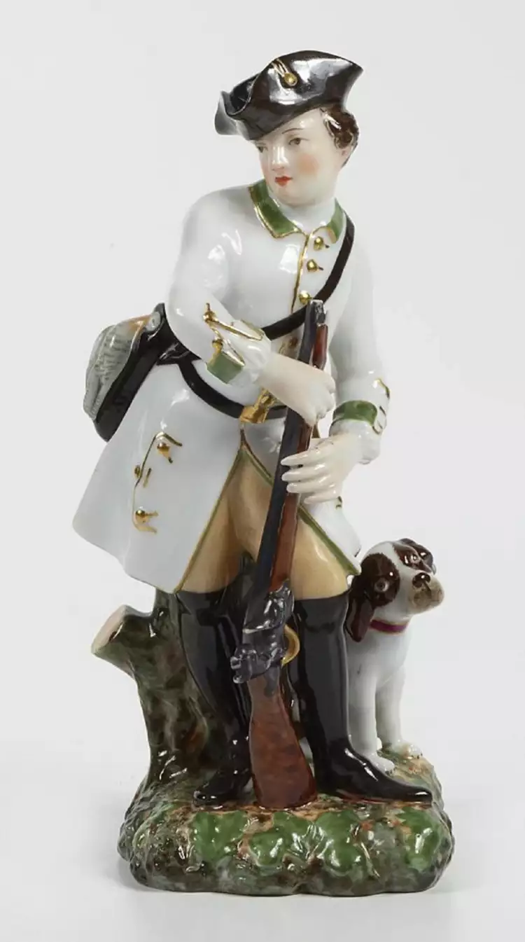 Русский фарфор. Фарфоровый завод А. Г. Попова. Фигурка «Охотник», вторая четверть XIX в. Собрание Эрмитажа