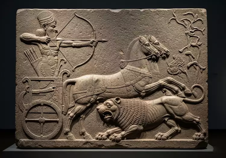 Ассирийский рельеф, изображающий сцену царской охоты на львов. Камень, низкий рельеф.