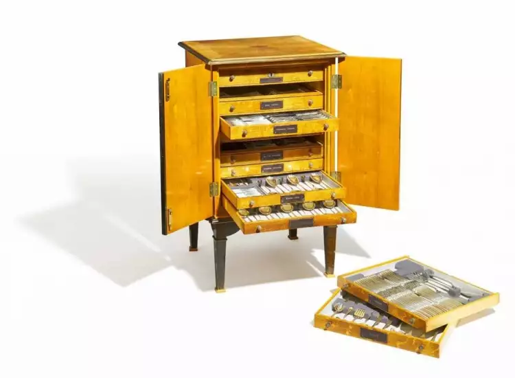 Аукционный дом VAN HAM. Большой обеденный гарнитур в шкафу