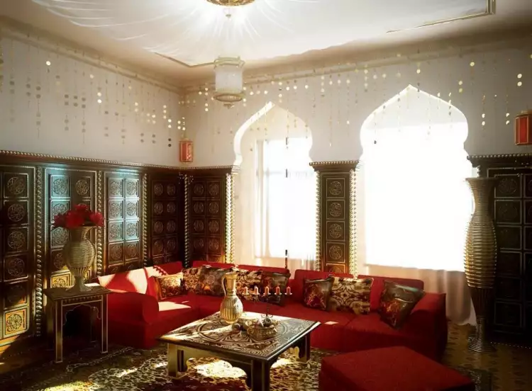 Арабский стиль интерьера. Интерьер комнаты с подушками и коврами для приема гостей