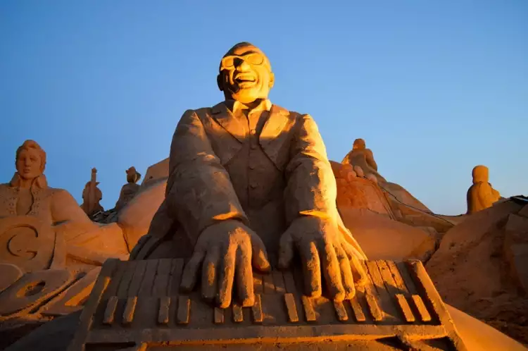 Скульптуры из песка. Скульптура из песка на фестивале FIESA