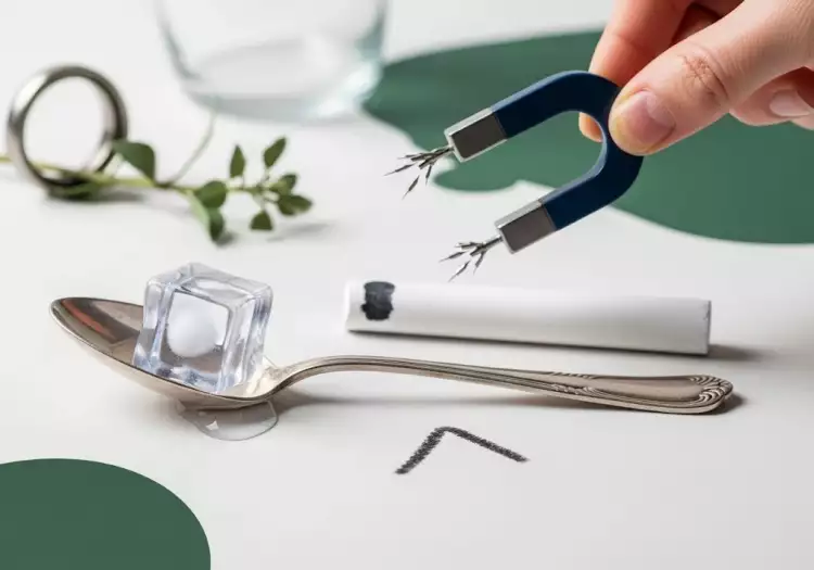 Человек с лупой рассматривает клеймо пробы на серебряной ложке