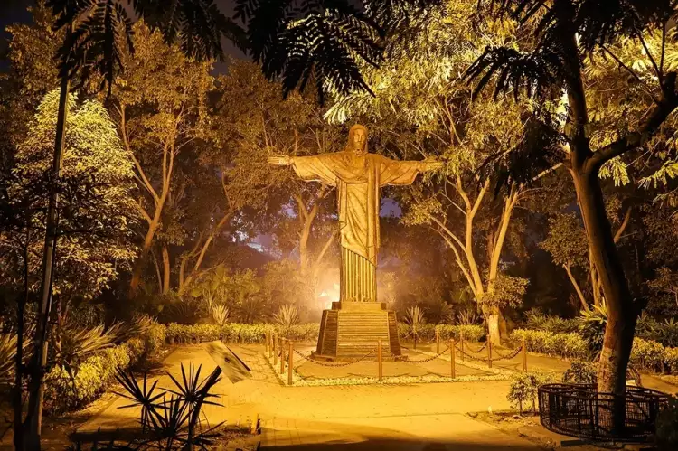 Семь чудес света в стиле арте повера. Копия Статуи Христа-Искупителя