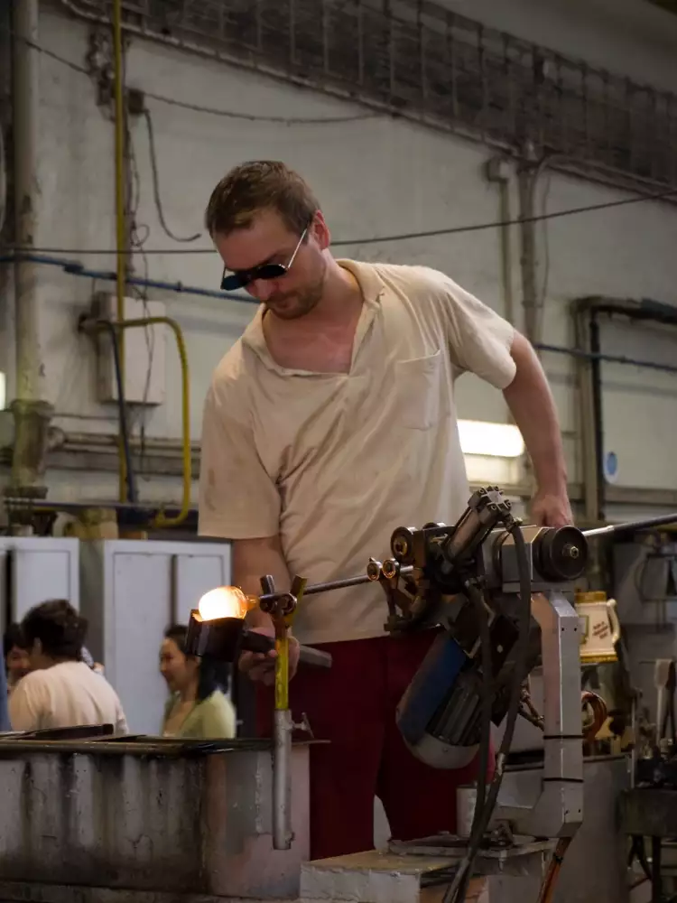 Стеклодув. Стеклодув в небольшой частной мастерской