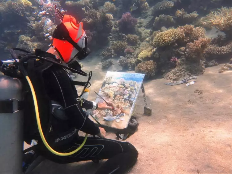 Чем рисуют художники. Художник-дайвер за работой