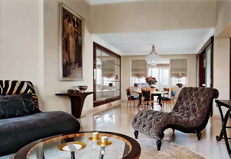 Стиль арт-деко в интерьере. Интерьер гостиной с картиной и большим зеркалом Стиль арт-деко в интерьере. Интерьер гостиной с картиной и большим зеркалом