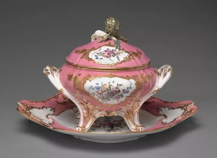 Мягкий фарфор. Антикварная супница Севрской мануфактуры, 1757 Мягкий фарфор. Антикварная супница Севрской мануфактуры, 1757