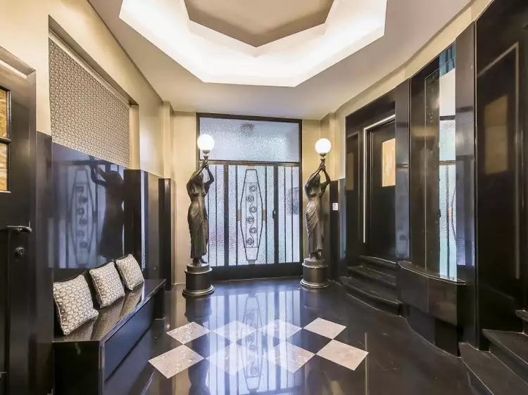 Стиль арт-деко в интерьере. Интерьер прихожей загородного особняка Стиль арт-деко в интерьере. Интерьер прихожей загородного особняка
