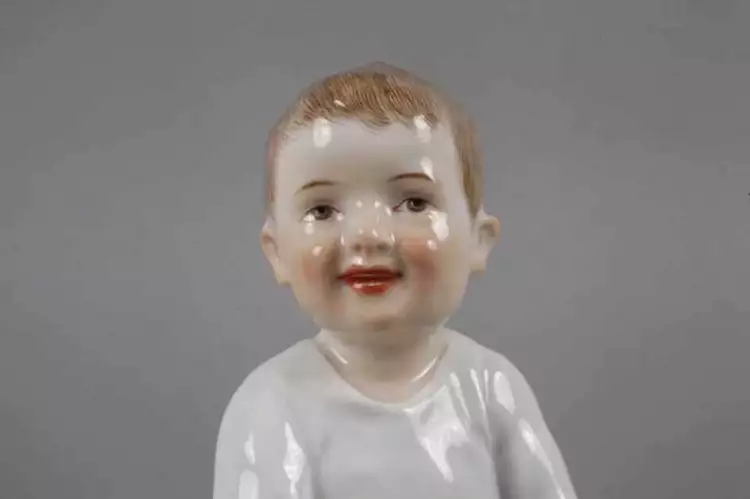 Мейсенский фарфор XX века. Фигурка из серии «Hentschel Kinder» Мейсенский фарфор XX века. Фигурка из серии «Hentschel Kinder»
