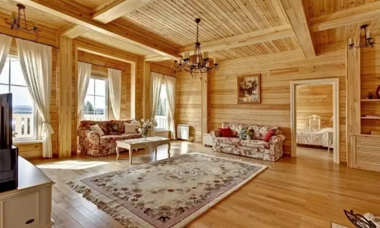 Русский стиль. Интерьер гостиной с ковром на полу в русском стиле