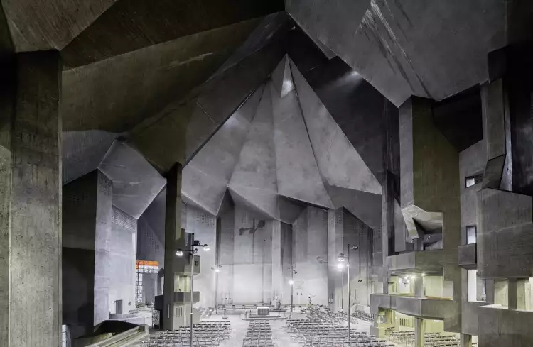 Beton in Gotik. Kirche