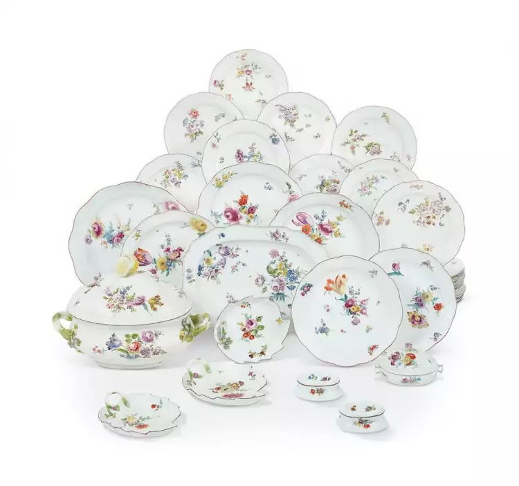Марки и клейма Мейсенского фарфора в XVIII веке. Сервиз, расписанный цветами, 1740 год