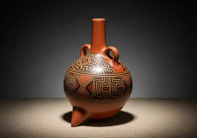 Инкский керамический сосуд арибалл с характерной остроконечной основой и геометрической росписью, предназначенный для хранения жидкостей.