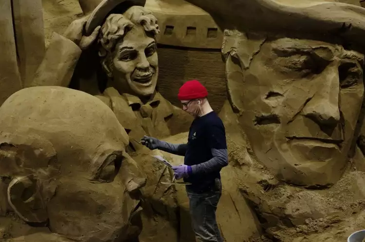 Скульптуры из песка. Мастер за работой