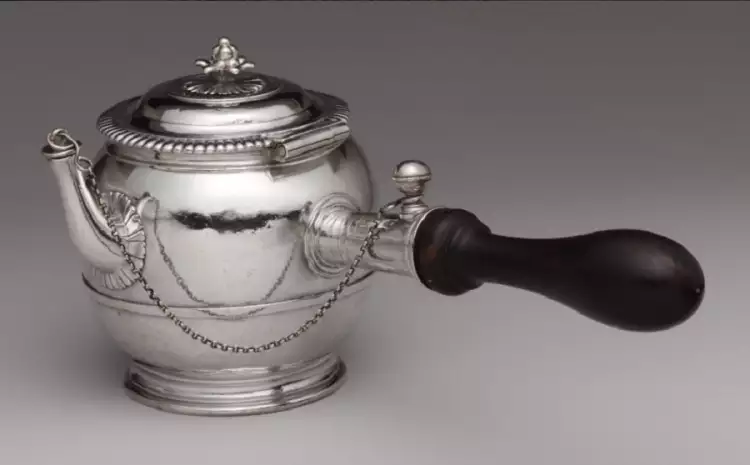 Серебряные изделия Франции XVII-XVIII века. Заварочный чайник, серебро (предположительно 1696-1715) Серебряные изделия Франции XVII-XVIII века. Заварочный чайник, серебро (предположительно 1696-1715)