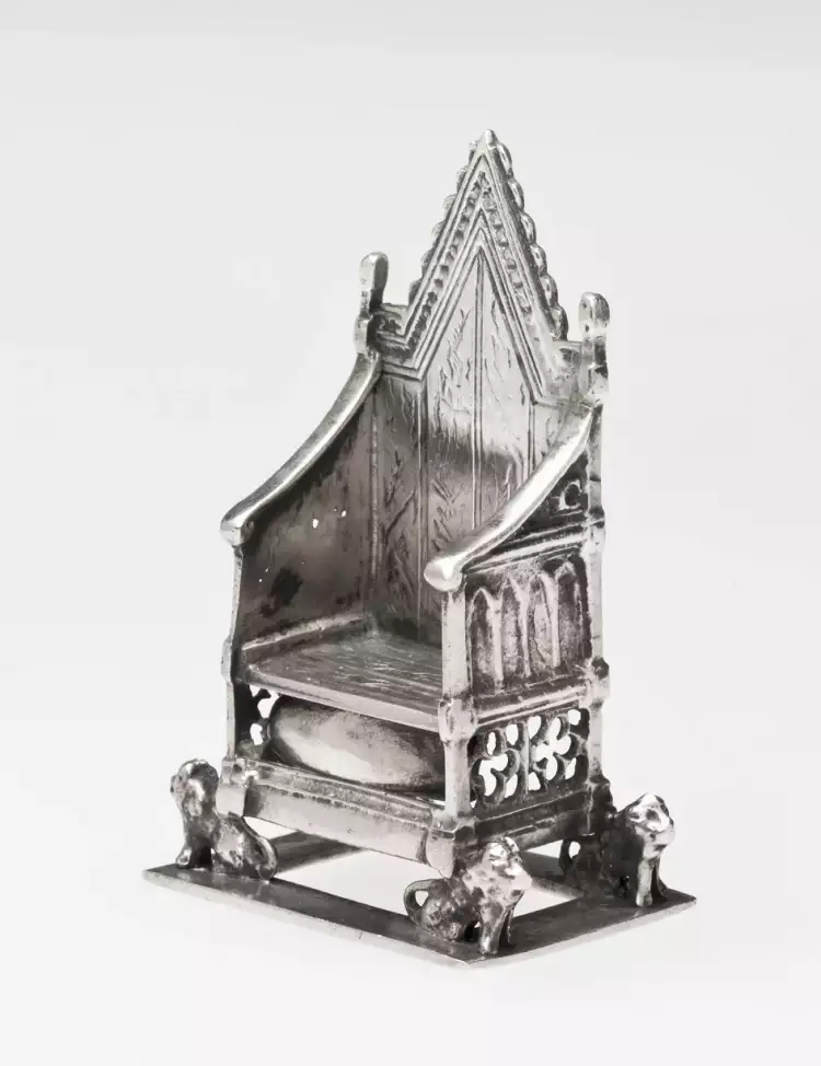 Birmingham Silber. Die Firma Henry Matthews. Miniatur-Krönungsthron. 1901-1902 Birmingham Silber. Die Firma Henry Matthews. Miniatur-Krönungsthron. 1901-1902