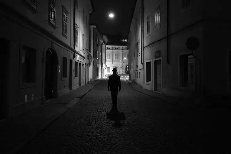 Город в жанре нуар. Ночная улица в нуар