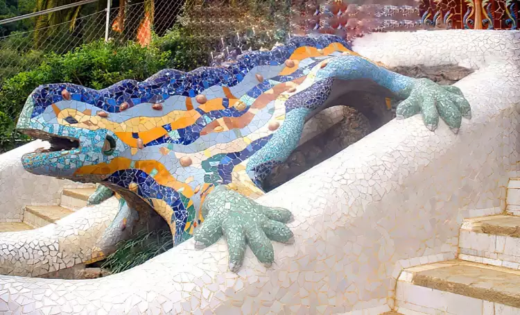 Мозаика. Антонио Гауди. Мозаичная саламандра в Парке Гуэль, Барселона