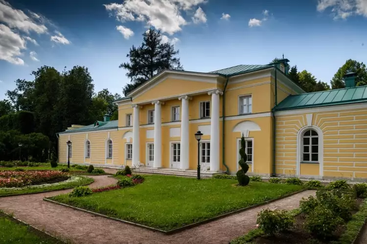 Малый дворец Каприз Малый дворец Каприз