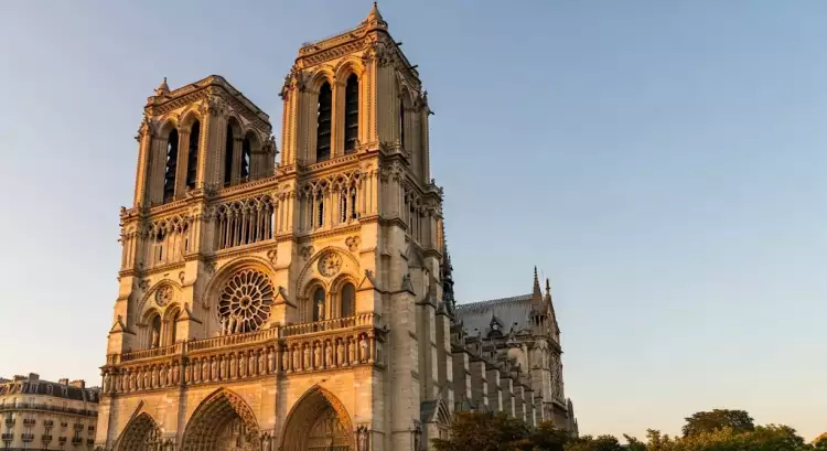 Готическая архитектура Франции - фасад собора Парижской Богоматери, шедевр высокой готики.