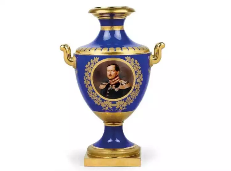 KPM Berlin. Kaiserliche Vase mit dem Bildnis von Wilhelm III., 1840 KPM Berlin. Kaiserliche Vase mit dem Bildnis von Wilhelm III., 1840