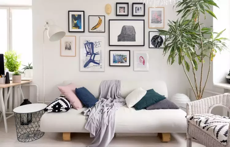 Интерьерные картины. Гостиная с десятком небольших интерьерных картин на стене Интерьерные картины. Гостиная с десятком небольших интерьерных картин на стене