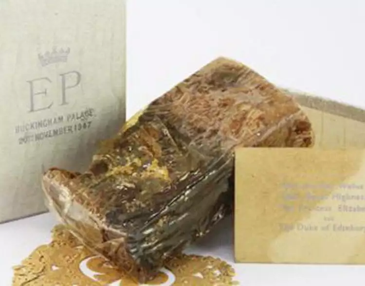 Самые дорогие вещи знаменитостей. Кусок свадебного торта Елизаветы II и принца Филиппа Самые дорогие вещи знаменитостей. Кусок свадебного торта Елизаветы II и принца Филиппа