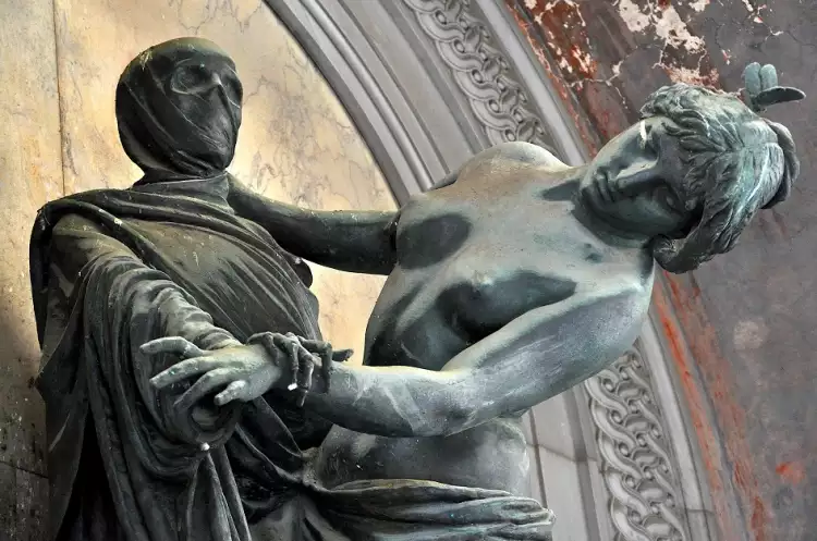 Искусство на кладбище. Танец со смертью, где жизнь - это женщина, неохотно пытающаяся убежать, но здесь смерть торжествует...