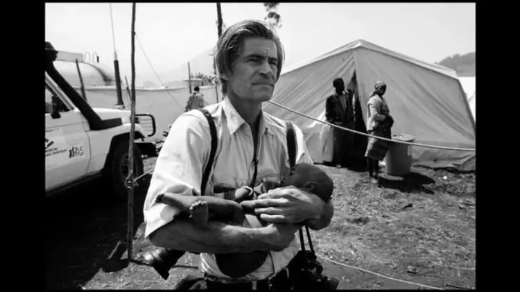 На фото Джеймс Нахтвей со спасенным в Руанде ребенком