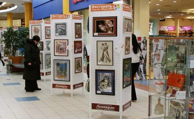 Выставочный фуд-корт. Выставка картин в торговом центре