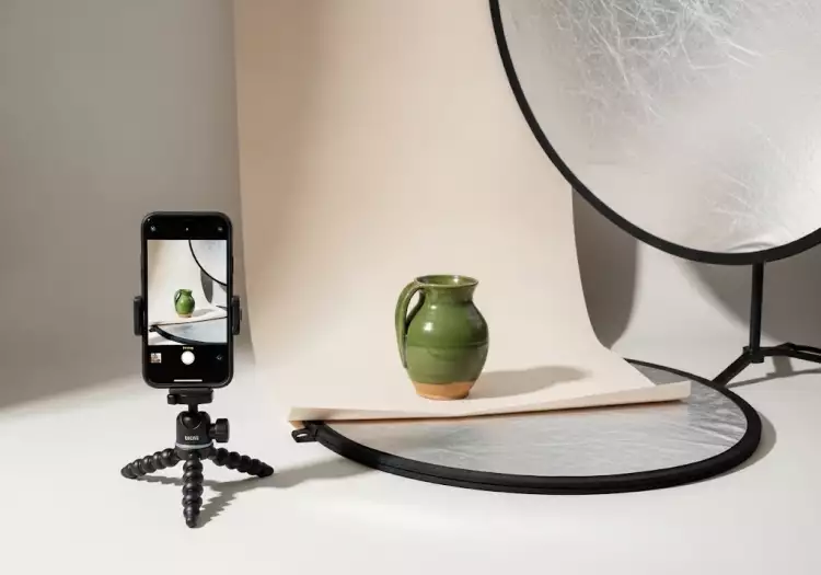 Пример фотозоны для съемки хендмейда у окна с использованием отражателя Пример фотозоны для съемки хендмейда у окна с использованием отражателя