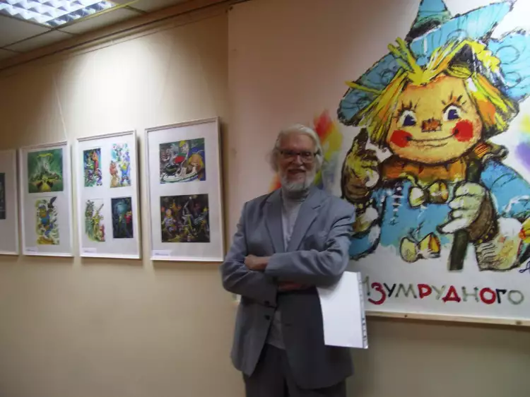 Леонид Владимирский на фоне своих работ