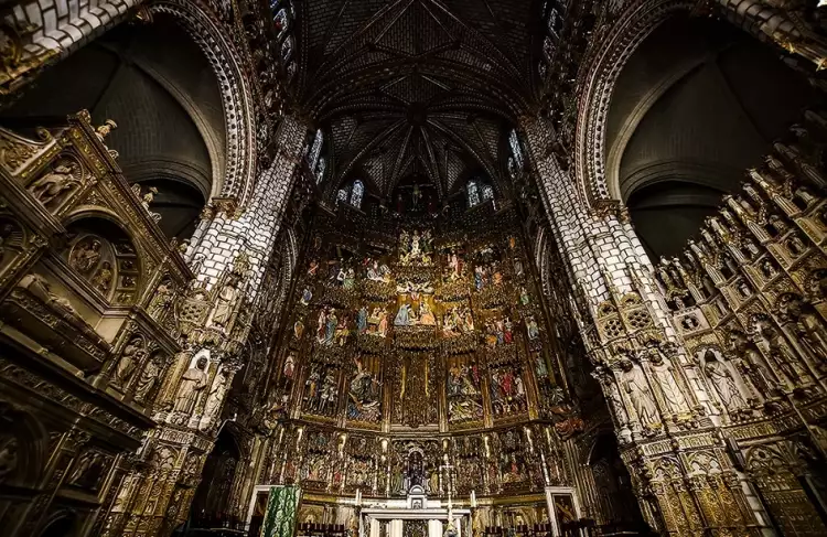 Готика. Интерьер в готическом стиле, центральный алтарь и неф готического собора Готика. Интерьер в готическом стиле, центральный алтарь и неф готического собора