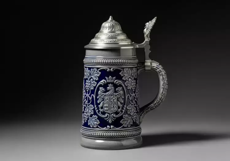 Немецкая пивная кружка из каменной массы с соляной глазурью, синей росписью и оловянной крышкой, Вестервальд.