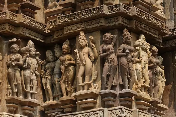 Skulptur. Indische Gottheiten im Hochrelief in Khajuraho, 8. Jahrhundert