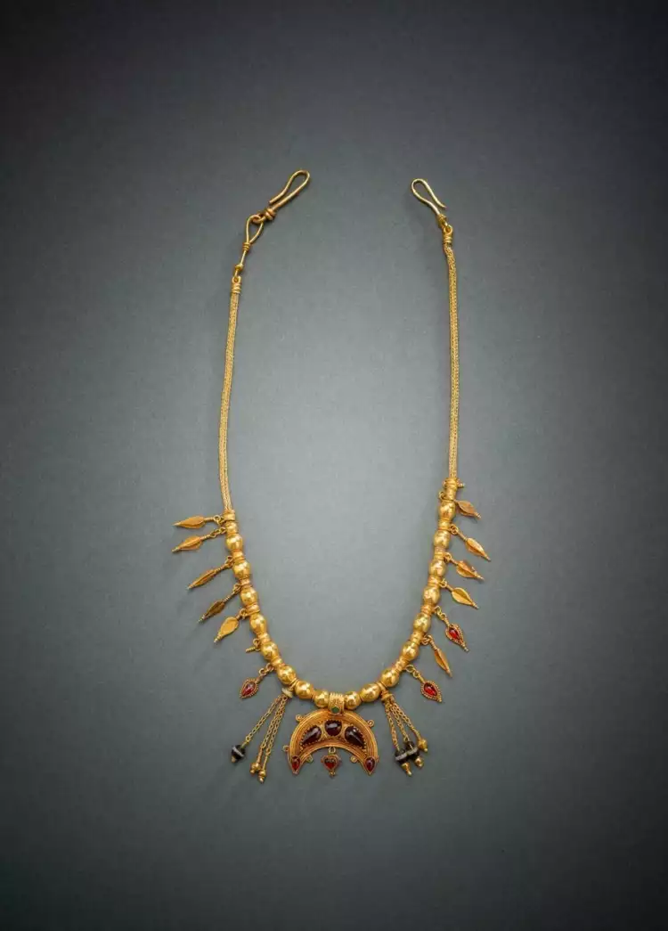 797-й аукцион Nagel Auktionen GmbH. Лот 281. Древнеримское золотое колье I века н.э. в эллинистическом стиле 797-й аукцион Nagel Auktionen GmbH. Лот 281. Древнеримское золотое колье I века н.э. в эллинистическом стиле