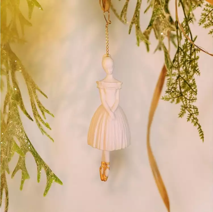 Самые дорогие новогодние елочные украшения. Фарфоровая балерина от Lladro Самые дорогие новогодние елочные украшения. Фарфоровая балерина от Lladro