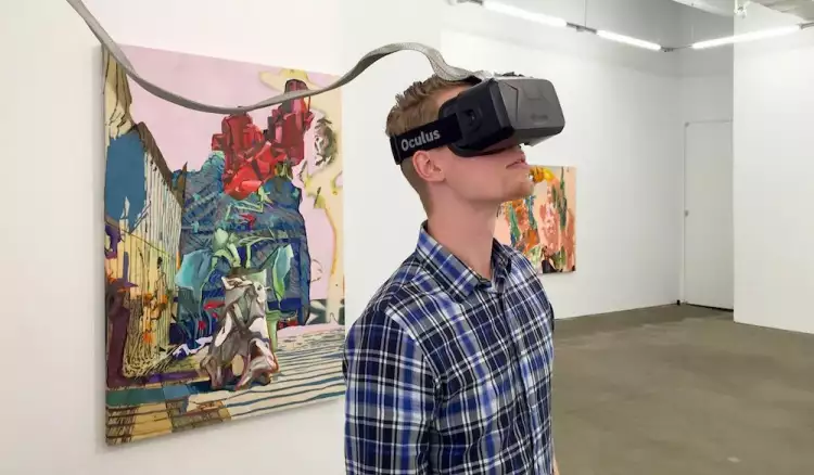 Виртуальное искусство. Зритель в стероскопических очках на выставке виртуального искусства