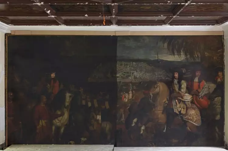 Частично отреставрированная картина