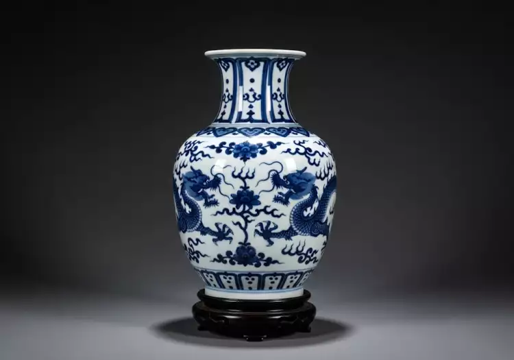 Китайский фарфор - тонкостенная ваза династии Мин, образец искусства керамики.