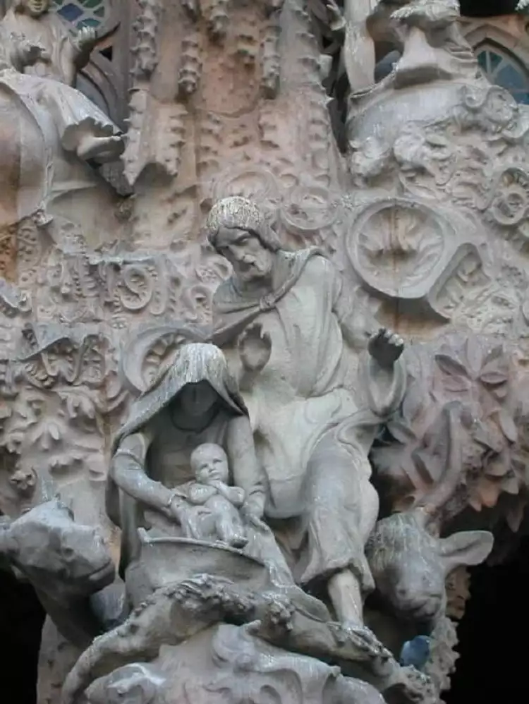 Рождество в скульптуре. Антонио Гауди. «Богородица с младенцем»