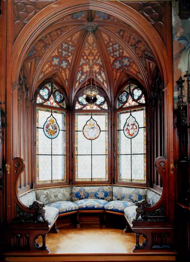 Готика. Интерьер в готическом стиле, мягкий уголок и витражные окна Готика. Интерьер в готическом стиле, мягкий уголок и витражные окна