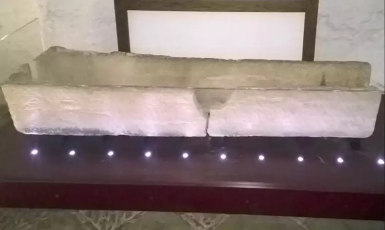 Любители селфи уничтожают произведения искусства. Саркофаг