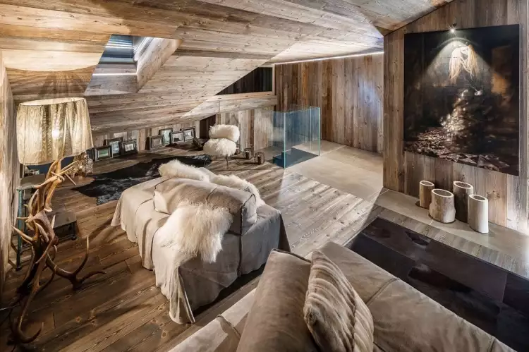 Стиль шале в интерьере. Интерьер гостевой комнаты с картиной на стене в стиле шале