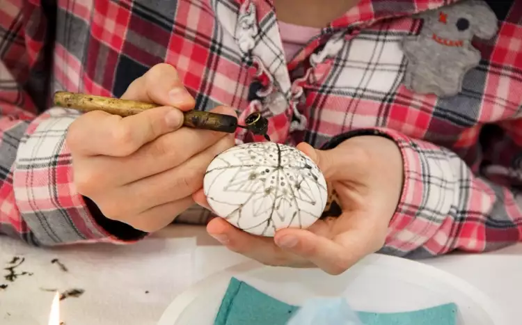 Писанка. Мастер за работой