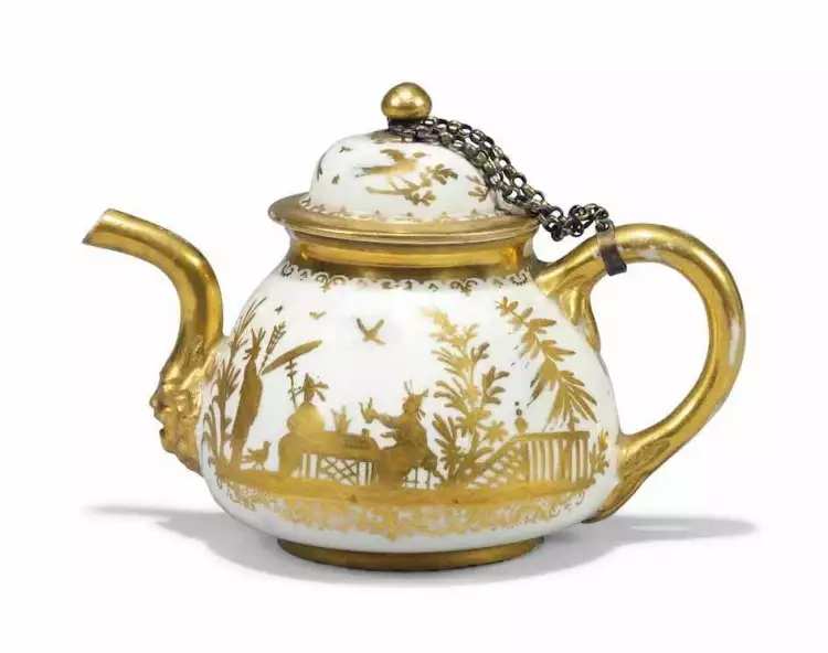 Марки и клейма Мейсенского фарфора в XVIII веке. Чайник с китайскими мотивами, расписанный золотом